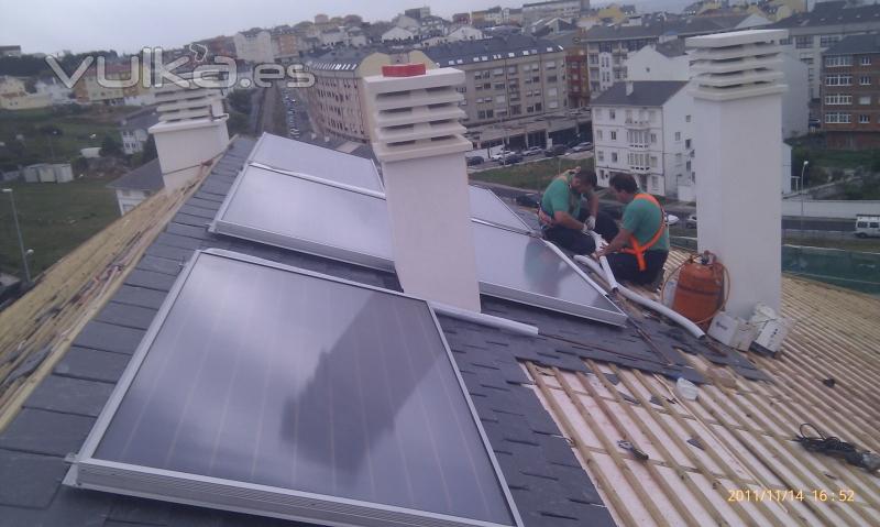 Instalacion de placas solares edificio 8 viviendas  Burela - Lugo -