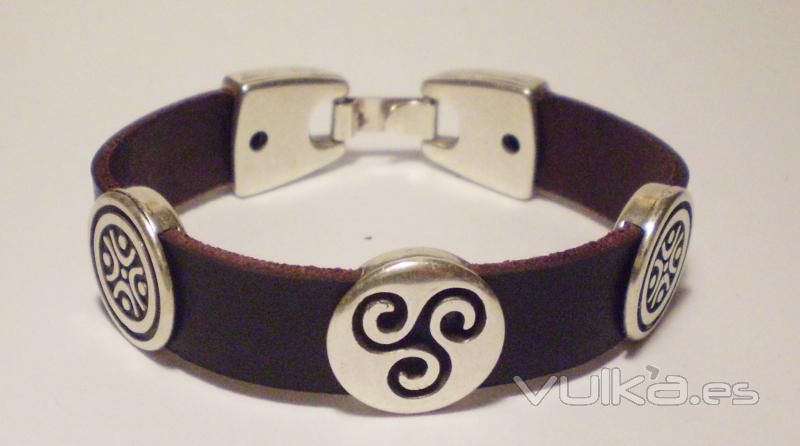 pulsera de cuero con trisquel de zamak