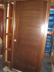 Puerta de calle de estilo vanguardista con fijo de 4 cristales