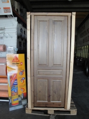 Puerta de interior de estilo castellano tintada en nogal oscuro
