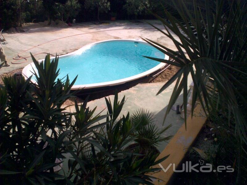 piscina marca FREEDOM modelo theadrop color blanco medidas 7.10x4.00/1.00-1.70 fabricada en fibra 