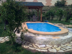 Piscina de coste y tamano reducido rebestida de tela armada