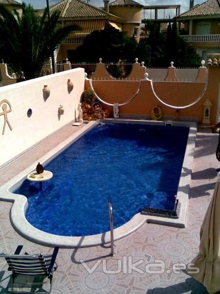 piscina marca FREEDOM modelo GRECIAN 8.10x4.15/1.00-1.80, con 35 años de garantia