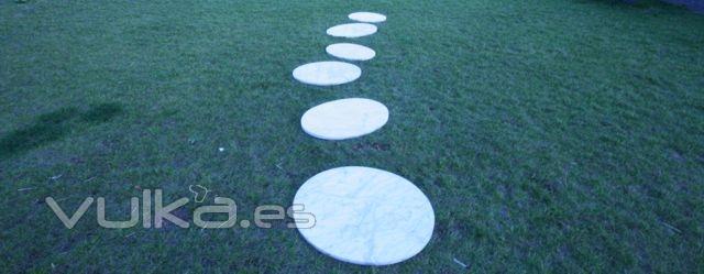 camino de pasos japoneses de marmol blanco