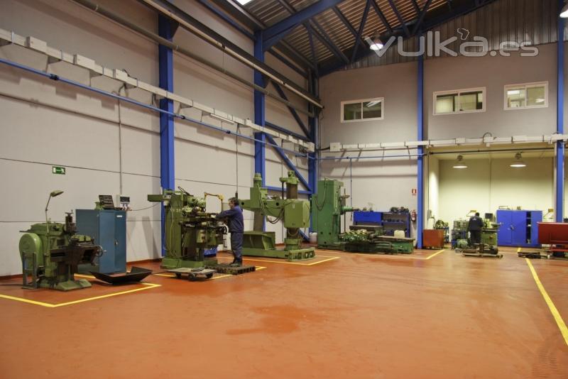 El taller cuenta con amplia maquinaria especializada de mecánica
