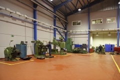 El taller cuenta con amplia maquinaria especializada de mecanica