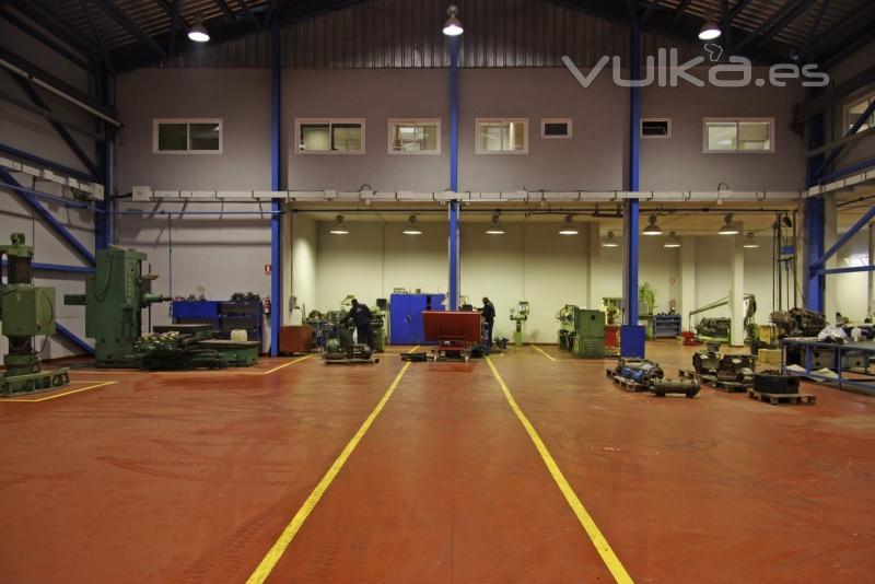 Tenemos un amplio taller para realizar revisiones y reparaciones de motores, sistemas propulsión, ..
