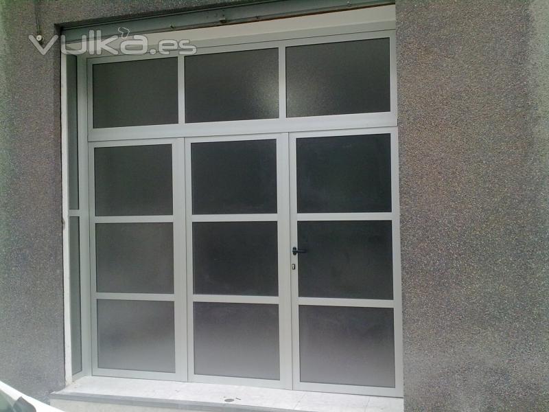 Puerta local comercial, con cristal no transparente.