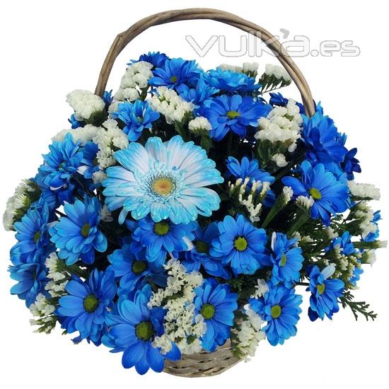 Cesta de flores azules, ideal para regalar flores a domicilio.