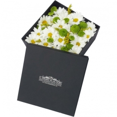 Bonita caja de flores. envia flores a domicilio y regala de forma original.