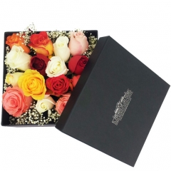 Caja de rosas variadas con paniculata. regalar flores de forma original.