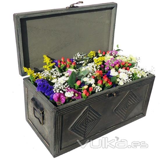 Cofre de flores silvestres. Enviar flores a domicilio con la calidad de la mejor floristera online.