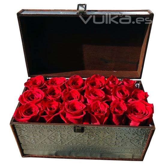 Cofre de rosas rojas. Enviar flores a domicilio con la calidad de la mejor floristera online.