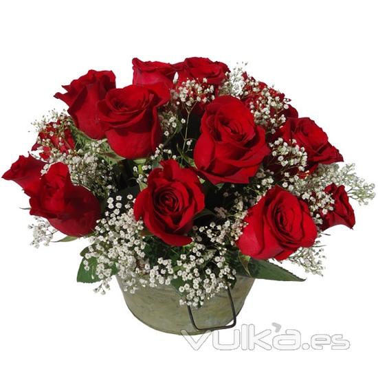 Cubo de metal con rosas rojas y paniculata. Flores a domicilio de forma original.