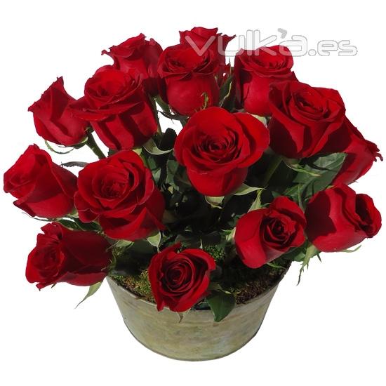 Cubo de metal con rosas rojas. Flores a domicilio de forma original.