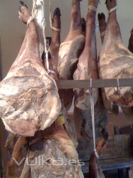 jamones ibericos de 7 8 y 9 kilos.