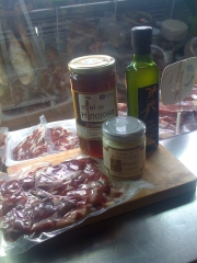 Lotes picoteo, jamon, miel crema de queso de oveja y aceite oliva virgen extra