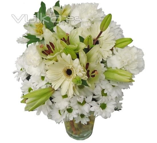 Ramo de flor variada tonos blancos.  Enviar y regalar flores a domicilio con la mejor floristería.