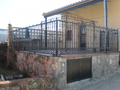 Conjunto de barandillas y puertas de forja
