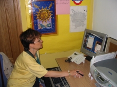 Teacher Carmen  en trabajos de organización.