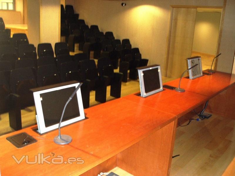 Sala de prensa: instalacin de micros, monitores integrados en mesa etc