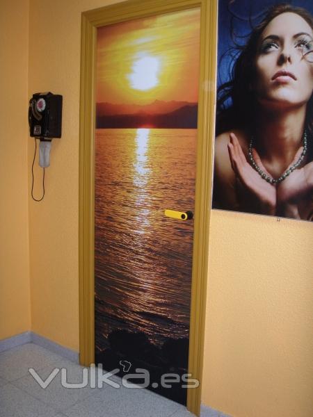 puerta decorada con fotomural