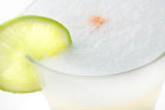 Pisco sour( pisco, zumo de lima, azucar, clara de huevo y amargo de angostura)