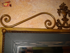 Detalle espejo forja decoración bronce