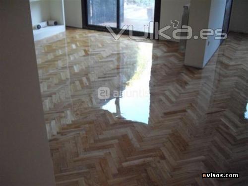 Pulido y barnizado de parquet de tabla de roble