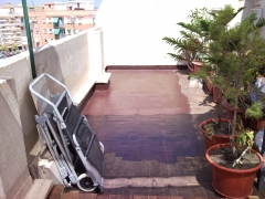 Aplicacion de pintura impereable sobre la base de la terraza