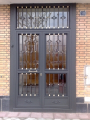 Puerta acceso a portales, decorada y lacada al horno.