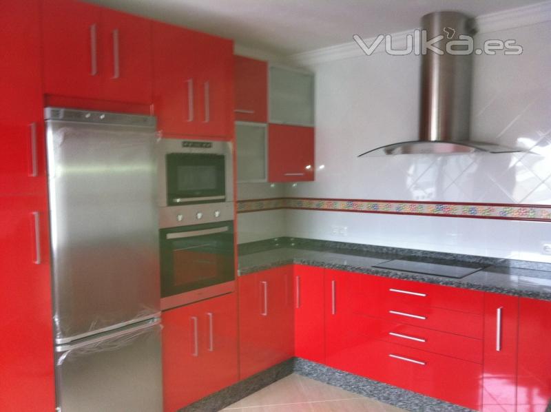 Mueble de cocina alto brillo roja