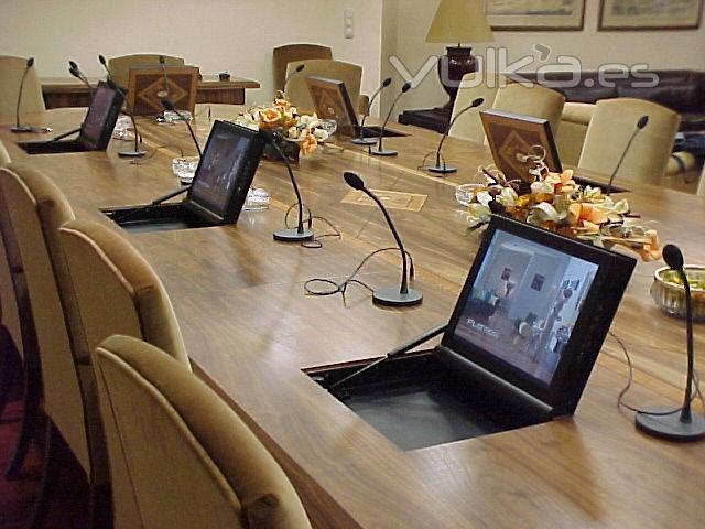 Monitores en la mesa de reunin de Badajoz, levantados.