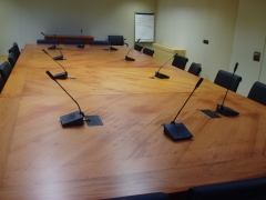 Mesa de reunion son sistema de conferencia