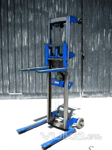 REF.: 884, Apilador manual GENIE LIFT, modelo: GL-10, capacidad de carga: 100 kgs., Mstil DUPLEX.