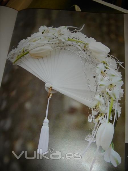 Ramo de novia en abanico, con flores naturales; 