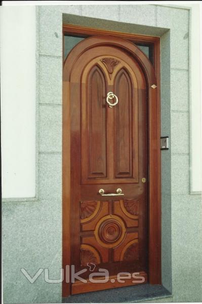 Puerta de calle en madera maciza