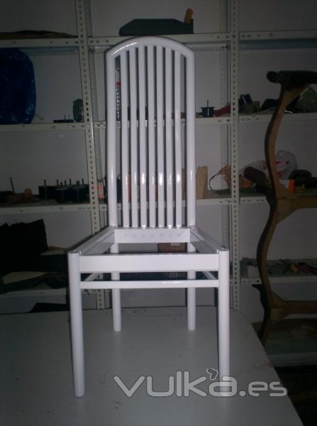 silla original en negro lacada en blanco