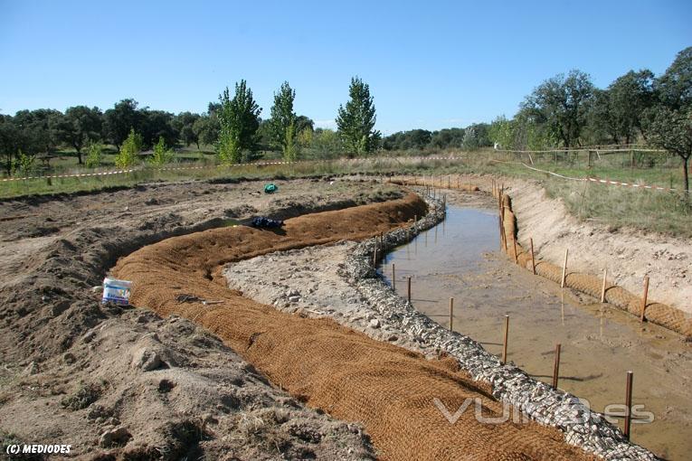 Obras de ejecucin de humedal artificial en el Parque Natural Sierras de Cardea y Montoro