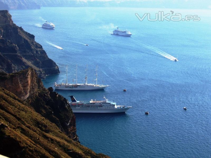 Vista de nuestro barco desde lo alto de la isla de Santorini(Grecia)