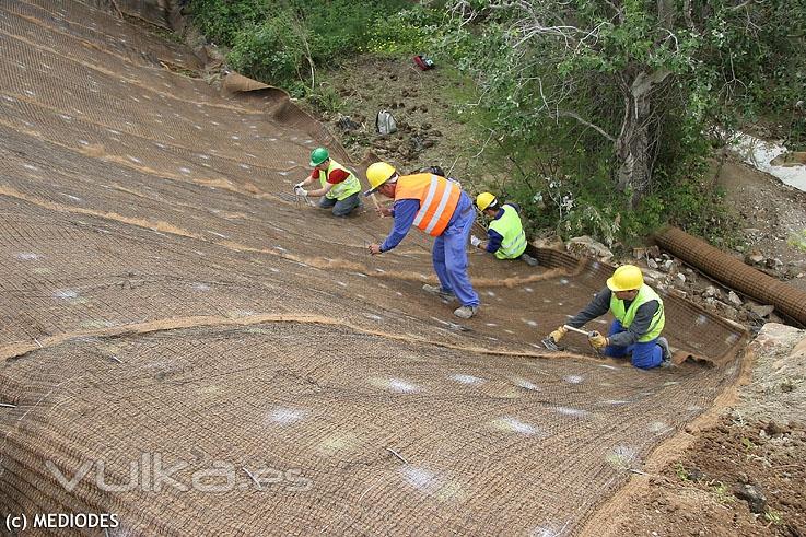 Trabajos de instalacin de geomalla tridimensional de polipropileno y fibra de coco.