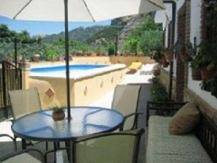 Vista piscina,fachada, mobiliario y entorno natural