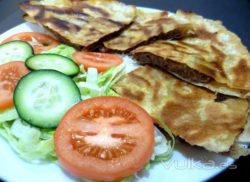 Pita libanesa rellena con carne picada de  ternera con perejil, cebolla, salsa de  ssamo y especias