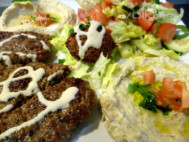 Hommos, mutabal, ensalada, kafta y  falafel.