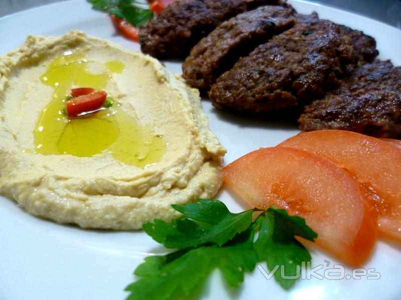 Hamburguesa a la libanesa con cebolla,  perejil y especias a la plancha. Con guarnición