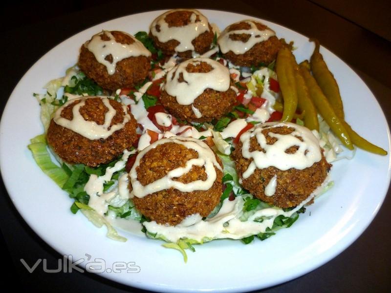  Croquetas de garbanzos molidos con  especias y cilantro verde. 