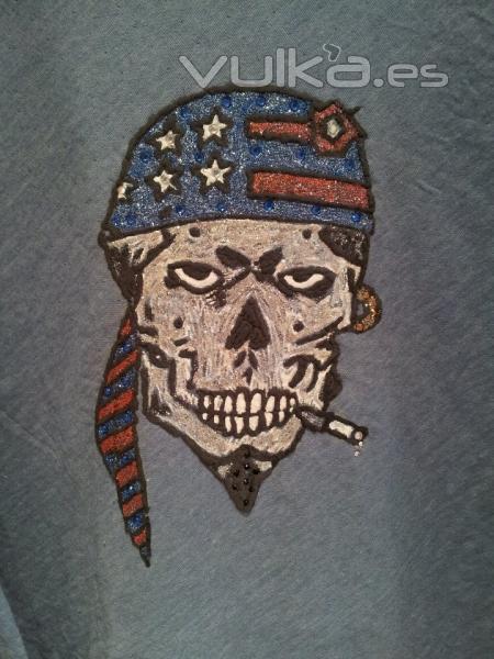 Camiseta calavera pirata pintada a mano con aplicaciones en cristl de swarovski