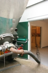 Descarga pellets en silo mediante camion cisterna