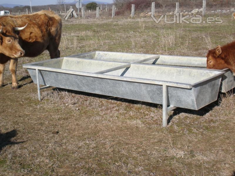 Bebederos para ganado vacuno. Pilares agua ganado iguales que los pilares de cemento.