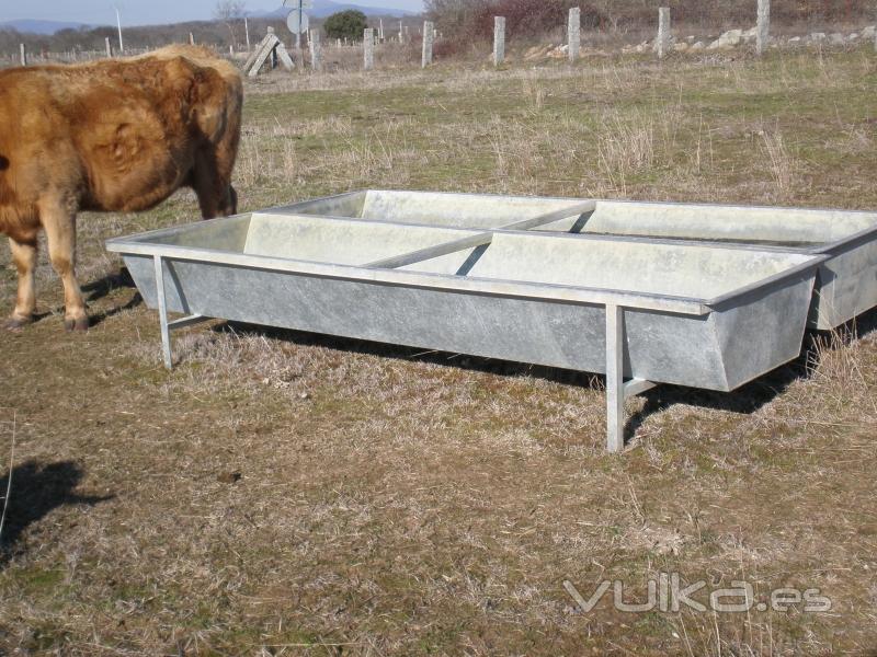 Depositos de agua para ganado. Pilares galvanizados para ganado.